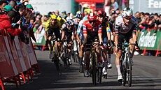 Jonas Vingegaard (v �erveném) dojí�dí do cíle �esté etapy Vuelty.