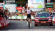 Jay Vine se raduje z triumfu v �esté etap� Vuelty.