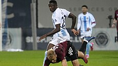 Spar�an Jaroslav Zelený padá po souboji s Diopem z Rigy.