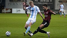 Albion Rrahmani odehrává mí� p�ed dotírajícím Tonisevsem z Rigy.