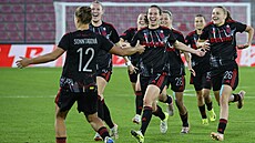 Elika Sonntagová slaví se svými spoluhrákami postup pes Nordsjaelland.