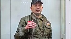 Podplukovník Konstantin Frolov, dritel tí ád za statenost, se úastní...