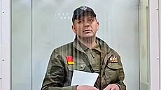 Podplukovník Konstantin Frolov, dritel tí ád za statenost, se úastní...