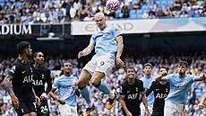Úto�ník Erling Haaland z Manchesteru City hlavi�kuje v utkání proti Tottenhamu.