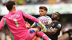 Branká� James Trafford z Manchesteru City se sna�í zasáhnout p�ed Mohammedem...