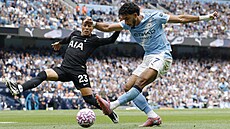 P�ed Omarem Marmú�em z Manchesteru City se sna�í zasáhnout Pedro Porro z...