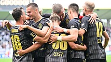 Fotbalisté Hradce Králové se radují z gólu Vladimíra Daridy (vlevo).