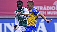 Teplický zálo�ník Robert Jukl hraje mí� p�ed Alexisem Aleguem z Jablonce.