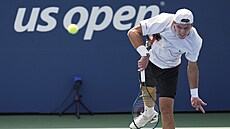 Jakub Meník servíruje v 1. kole US Open.