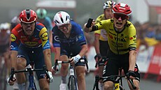 Jonas Vingegaard (vpravo) vítzí ve druhé etap Vuelty tsn ped Giuliem...
