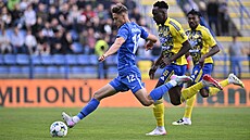 Liberecký Vojtch Stránský (vlevo) s míem ped Cletusem Nombilem ze Zlína