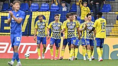 Zlíntí fotbalisté se radují z gólu v utkání proti Liberci.