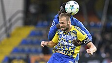 Liberecký stoper Ange NGuessan v hlavikovém souboji s Tomáem Poznarem