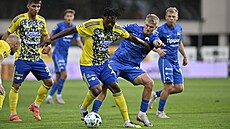 Zlínský záloník Joss Didiba si kryje mí ped Lukáem Letenayem z Liberce.