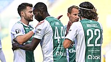 Jablone�tí fotbalisté se radují z gólu Lamina Jawa.