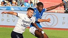 Michal Trávník ze Slovácka (vlevo) se snaí dostat k míi pes ostravského...