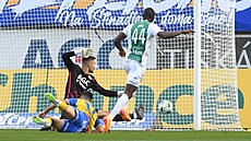 Jablonecký útoník Lamin Jawo pekonává brankáe Matoue Trmala z Teplic.