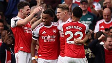 Fotbalisté Arsenalu se radují ze tetího gólu v síti Leedsu. Trefil se Viktor...