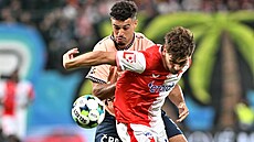 Slávistický úto�ník Mojmír Chytil si d�lá prostor v souboji s Jasonem Noslinem...