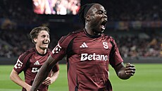Spar�anský stoper Emmanuel Uchenna se raduje ze svého gólu proti Dukle.