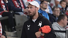 Slávistický útoník Tomá Chorý jako divák ped utkáním proti Pardubicím