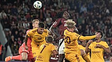 Spar�anský stoper Emmanuel Uchenna hlavou st�ílí gól v utkání proti Dukle.