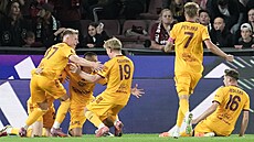 Fotbalisté Dukly se radují z gólu Zlatana ehovie proti Spart.