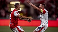 Slávistický obránce Tomá Hole (vlevo) slaví svj gól s Janem Boilem, který...