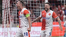Slávistický obránce Jan Boil (vlevo) slaví svj gól v utkání proti Pardubicím...