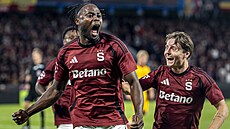 Sparanský stoper Emmanuel Uchenna se raduje ze svého prvního gólu proti Dukle....