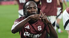 Sparanský stoper Emmanuel Uchenna slaví svj druhý gól proti Dukle.