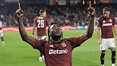 Spar�anský stoper Emmanuel Uchenna slaví sv�j druhý gól proti Dukle.