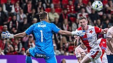 Slávista Luká� Provod se sna�í p�ekonat branká�e Jáchyma �eráka z Pardubic.