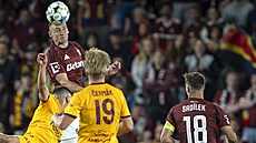 Sparanský wingbek Pavel Kadeábek hlavikuje v utkání proti Dukle.