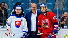 Mana�er �eského týmu Otakar �erný p�edává ceny nejlep�ím hrá��m, vlevo Michal...