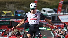 panlský cyklista Juan Ayuso (UAE) oslavuje vítzství v sedmé etap Vuelty.