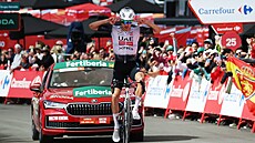 panlský cyklista Juan Ayuso (UAE) oslavuje vítzství v sedmé etap Vuelty.