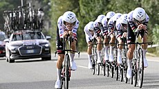 Stáj UAE bhem týmové asovky na Vuelt, pátou etapu panlské Grand Tour také...