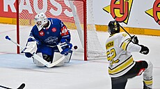 Úto�ník �védského Brynäs, Jack Kopacka, prost�elil v úvodním klání hokejové...