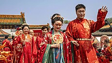 Páry v tradiních ínských odvech se úastní skupinového obadu v en-jangu v...