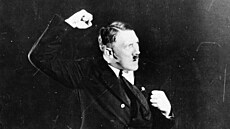Adolf Hitler nacviuje svj projev ped zrcadlem v roce 1925.