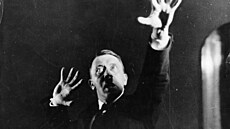 Adolf Hitler nacviuje svj projev ped zrcadlem v roce 1925.