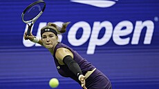 Karolína Muchová se nap�ahuje k úderu v prvním kole US Open.