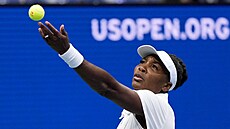 Americká tenistka Venus Williamsová podává v prvním kole US Open.