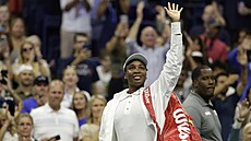 Americká tenistka Venus Williamsová se lou�í s fanou�ky po porá�ce v prvním...