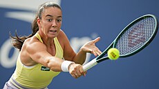 Tereza Valentová se natahuje po míi ve druhém kole US Open.