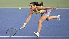 Tereza Valentová dobíhá k míi ve druhém kole US Open.