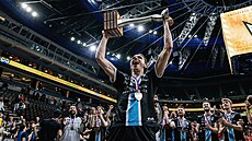 Florbalista Luká� Pun�ochá� slaví mistrovský titul v dresu Mladé Boleslavi.