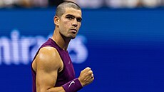 �pan�lský tenista Carlos Alcaraz se hecuje v prvním kole US Open.