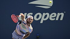 Tomá� Machá� podává ve druhém kole US Open.